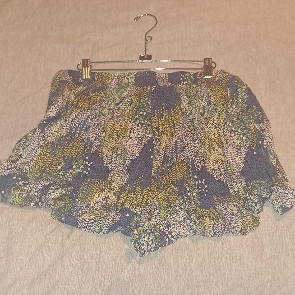 Multicolor Patterned Shorts - Picture 4 of 8